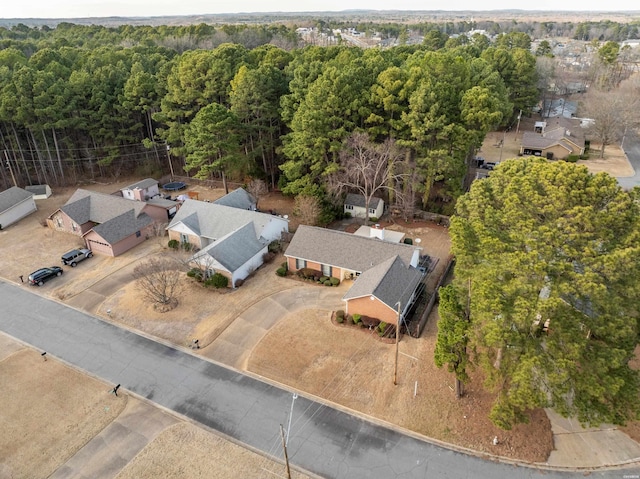 birds eye view of property featuring a forest view