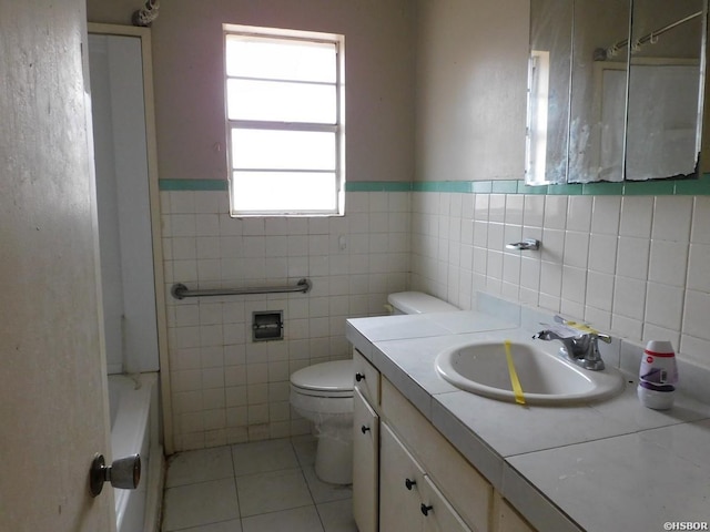 335 Mason St, Hot Springs, AR 71913 - full bath with toilet, a bathing tub, tile walls, vanity, and tile patterned floors