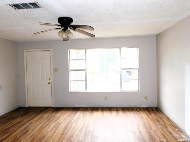 335 Mason St, Hot Springs, AR 71913 - unfurnished room with a textured ceiling, wood finished floors, visible vents, and a ceiling fan