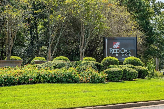 community sign with a lawn