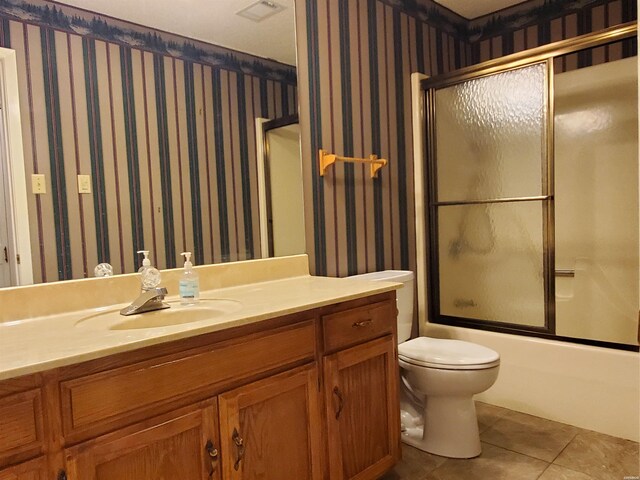 full bath with visible vents, toilet, enclosed tub / shower combo, tile patterned flooring, and wallpapered walls