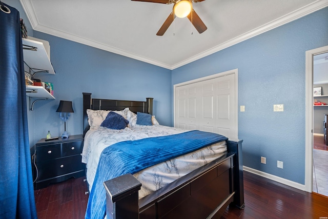 bedroom with a ceiling fan, baseboards, ornamental molding, a closet, and hardwood / wood-style floors