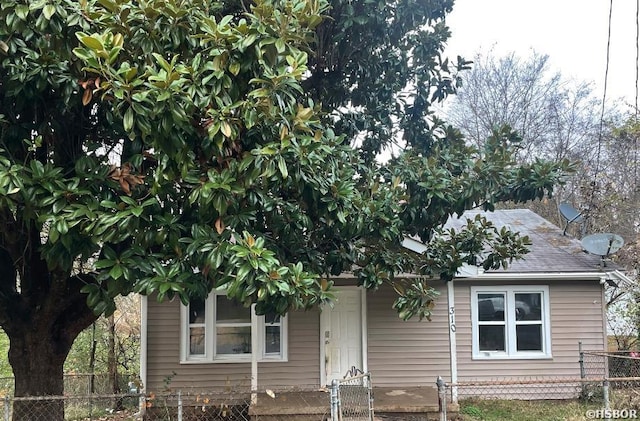 view of front facade with a fenced front yard