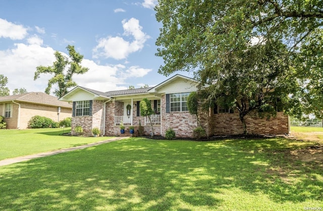 200 Cole Pl, Hot Springs, AR 71901 - single story home featuring a porch, a front lawn, and brick siding