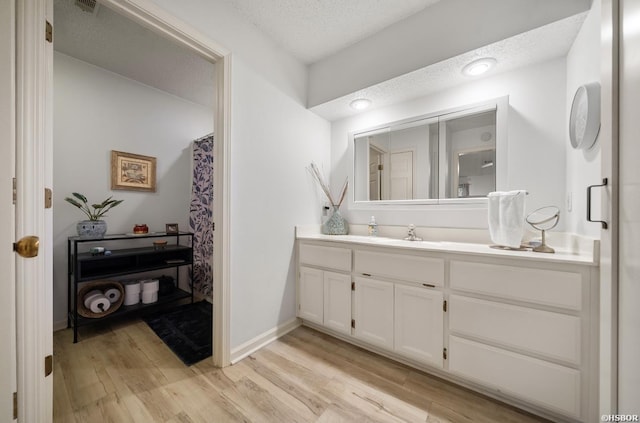 200 Cole Pl, Hot Springs, AR 71901 - full bath featuring vanity, wood finished floors, and a textured ceiling