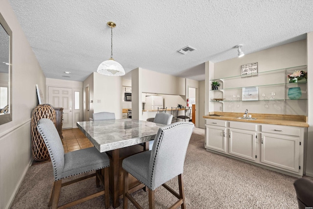 5371 Central Ave Unit 6E, Hot Springs, AR 71913 - dining room with carpet floors, wet bar, and a textured ceiling