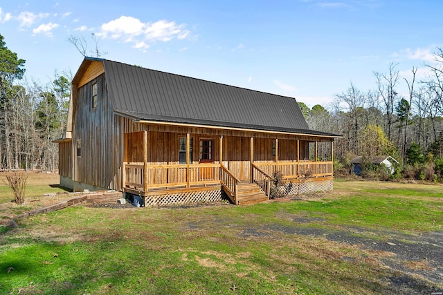 view of front of house with a porch, a front lawn, metal roof, and a gambrel roof