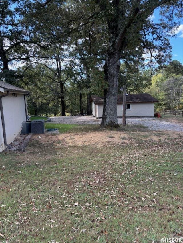 view of yard featuring an outbuilding