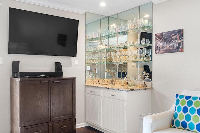 1412 Airport Rd, Hot Springs, AR 71913 - indoor wet bar featuring crown molding