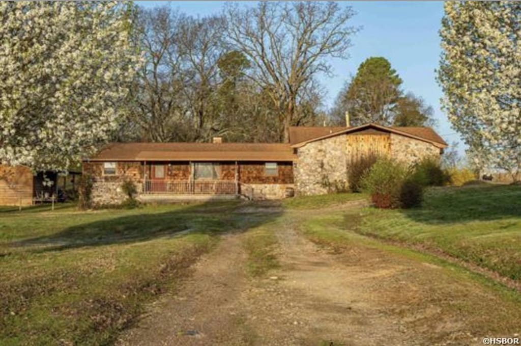 130 S Persimmon St, Hot Springs, AR 71901 - view of front of home featuring a front lawn and stone siding