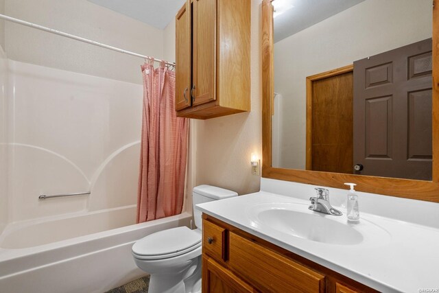 full bath with shower / tub combo with curtain, vanity, and toilet