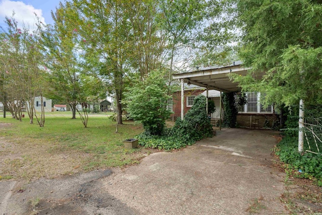 view of yard with driveway