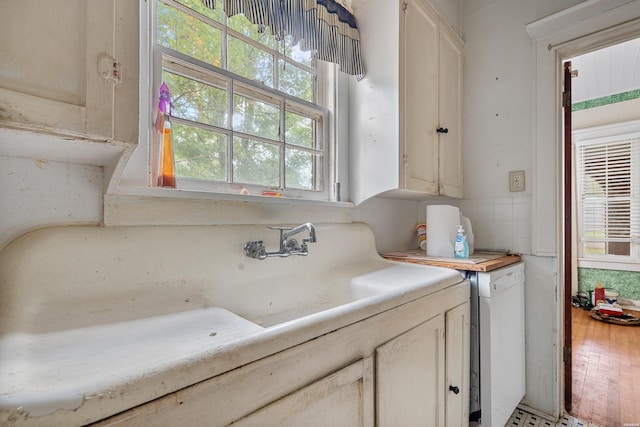 bathroom with tasteful backsplash