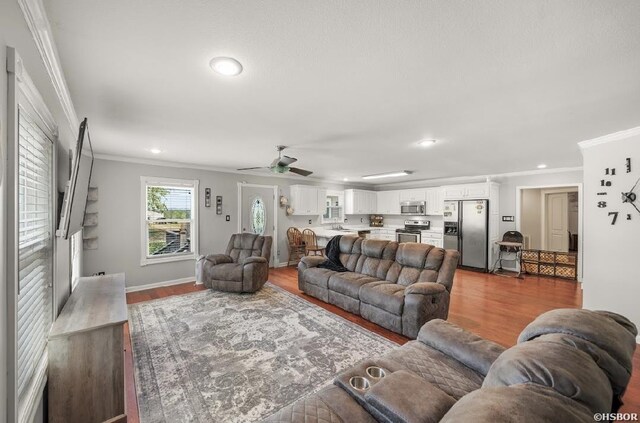 136 Ami Jo Dr, Hot Springs, AR 71913 - living room featuring ornamental molding, wood finished floors, recessed lighting, ceiling fan, and baseboards