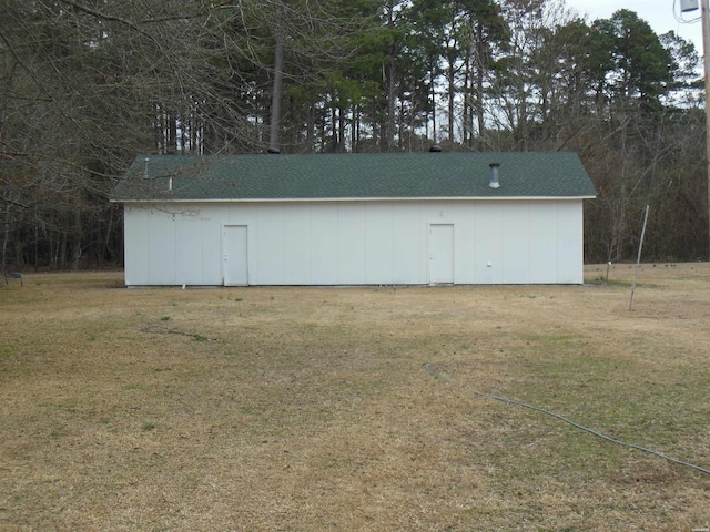 view of outdoor structure featuring an outbuilding