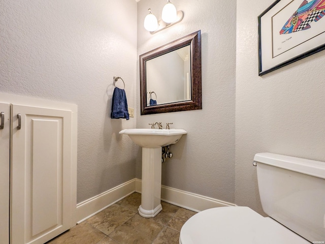 789 Buena Vista Rd, Hot Springs, AR 71913 - bathroom with toilet and baseboards