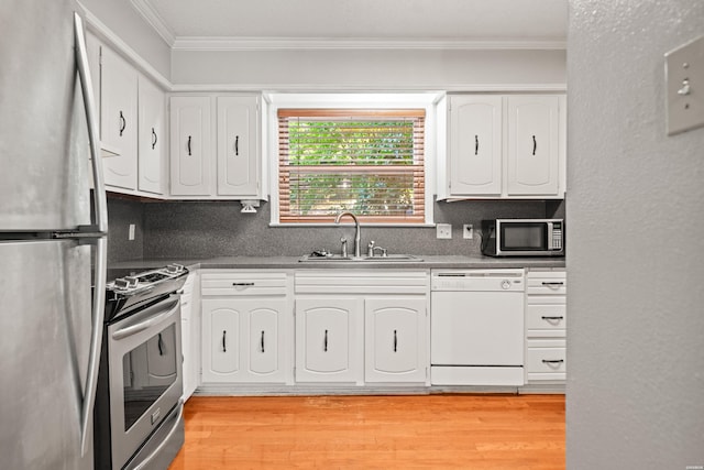 201 Audubon St Unit 1003, Hot Springs, AR 71913 - kitchen with appliances with stainless steel finishes, a sink, crown molding, white cabinetry, and light wood finished floors