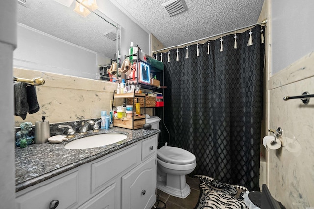 201 Audubon St Unit 1003, Hot Springs, AR 71913 - bathroom featuring vanity, a textured ceiling, curtained shower, and toilet