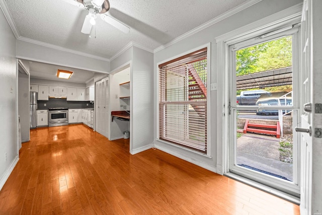 201 Audubon St Unit 1003, Hot Springs, AR 71913 - kitchen with stainless steel appliances, white cabinetry, light wood-style floors, a textured ceiling, and baseboards