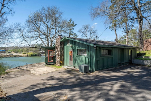205 Ledgerock Rd, Hot Springs, AR 71913 - view of outbuilding featuring cooling unit and a water view