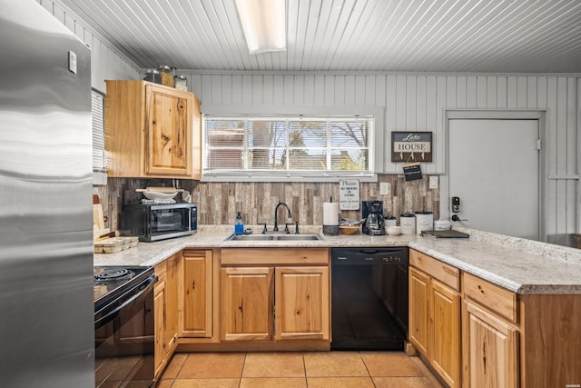205 Ledgerock Rd, Hot Springs, AR 71913 - kitchen with light tile patterned floors, a peninsula, a sink, black appliances, and backsplash