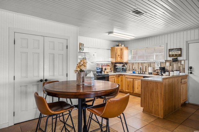 205 Ledgerock Rd, Hot Springs, AR 71913 - kitchen with range with electric cooktop, a sink, freestanding refrigerator, a peninsula, and light tile patterned floors