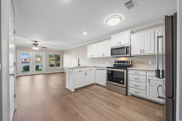188 Villa Pointe Unit C, Hot Springs, AR 71901 - kitchen featuring stainless steel appliances, a sink, a peninsula, light countertops, and crown molding