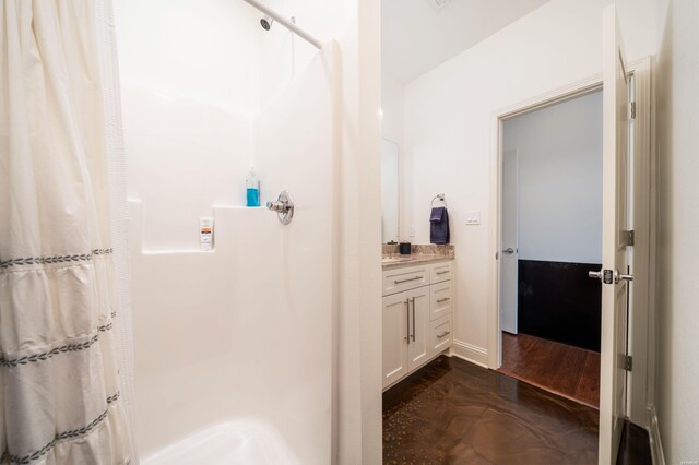 bathroom featuring a shower with shower curtain and vanity