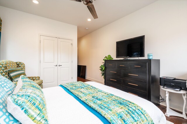 bedroom with recessed lighting, wood finished floors, a ceiling fan, baseboards, and a closet