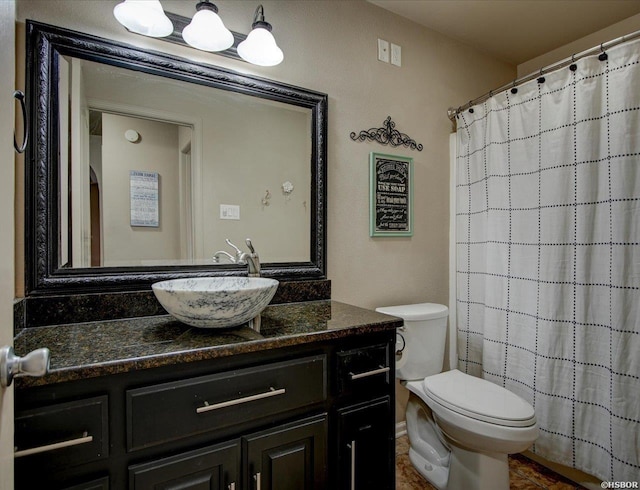 bathroom with a shower with shower curtain, vanity, and toilet