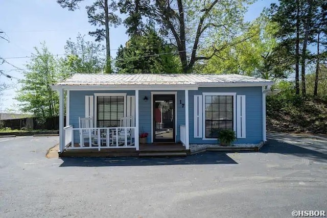 301 Kleinshore Rd Unit 17, Hot Springs, AR 71913 - view of front facade with covered porch and metal roof