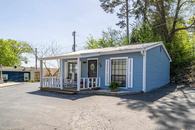 301 Kleinshore Rd Unit 17, Hot Springs, AR 71913 - ranch-style house with a porch and metal roof