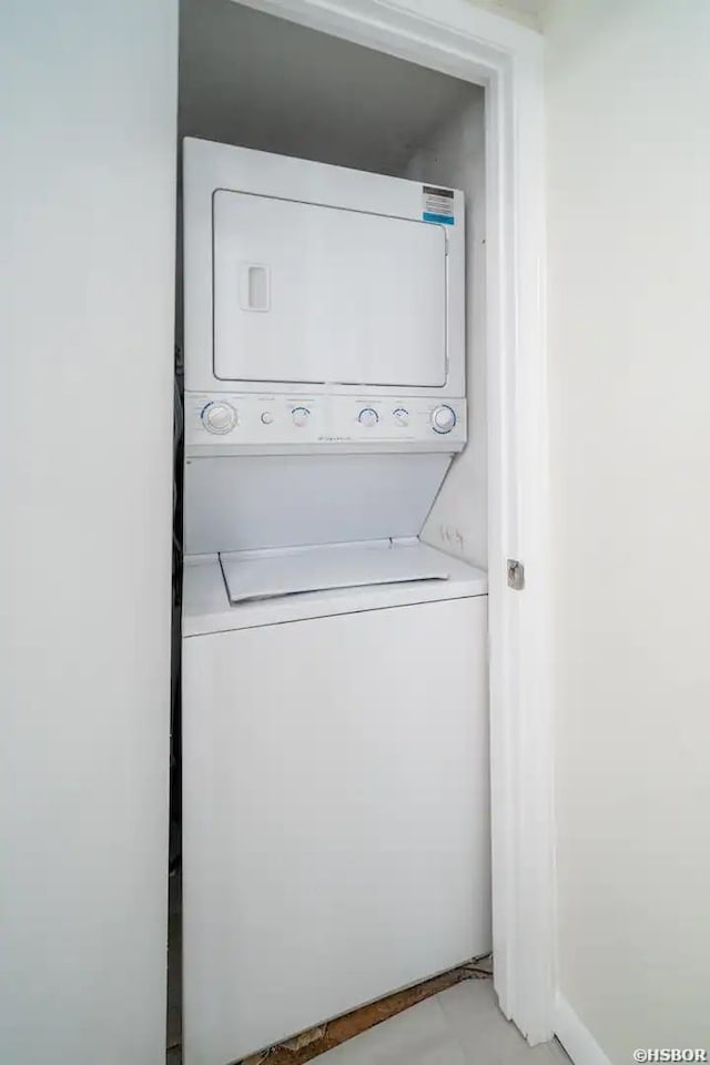 301 Kleinshore Rd Unit 17, Hot Springs, AR 71913 - laundry area with estacked washer and dryer