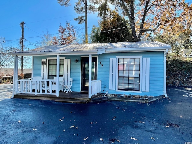 301 Kleinshore Rd Unit 17, Hot Springs, AR 71913 - view of front facade with a porch and metal roof