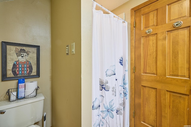 201 Wedgewood Ter, Hot Springs, AR 71901 - bathroom featuring toilet and a shower with curtain