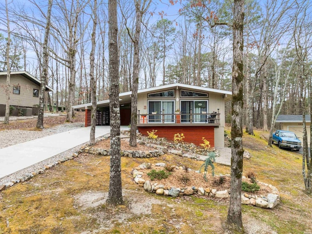 view of front of property featuring driveway and a carport