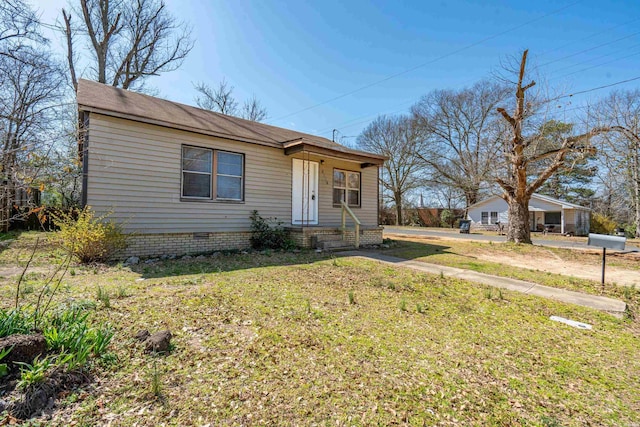 view of front of property featuring crawl space and a front yard