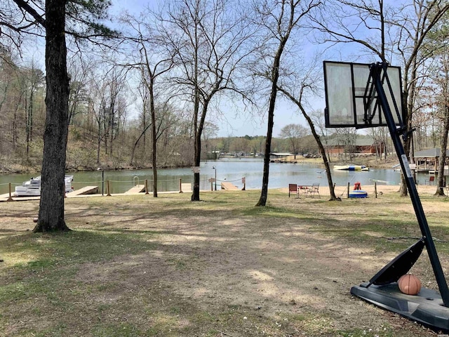 view of yard featuring a water view