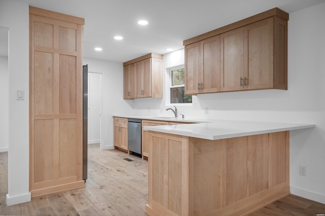 101 Southern Hills Dr, Hot Springs, AR 71913 - kitchen featuring a peninsula, a sink, light wood-type flooring, light brown cabinets, and baseboards