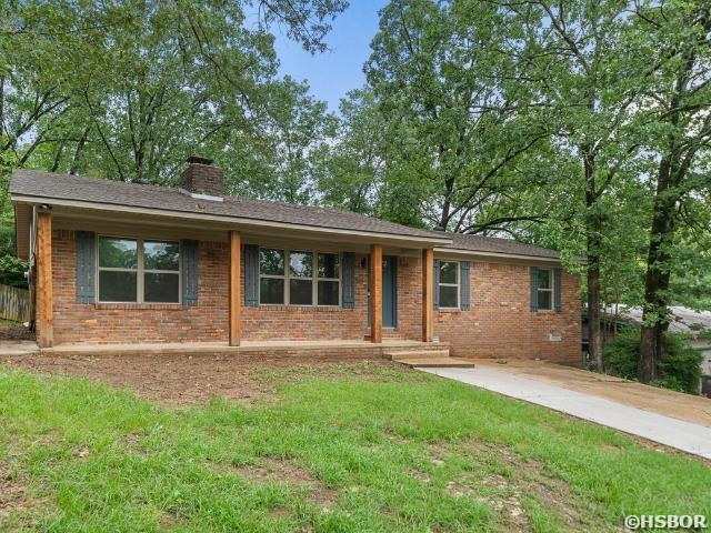 101 Southern Hills Dr, Hot Springs, AR 71913 - single story home with brick siding, a chimney, and a front yard
