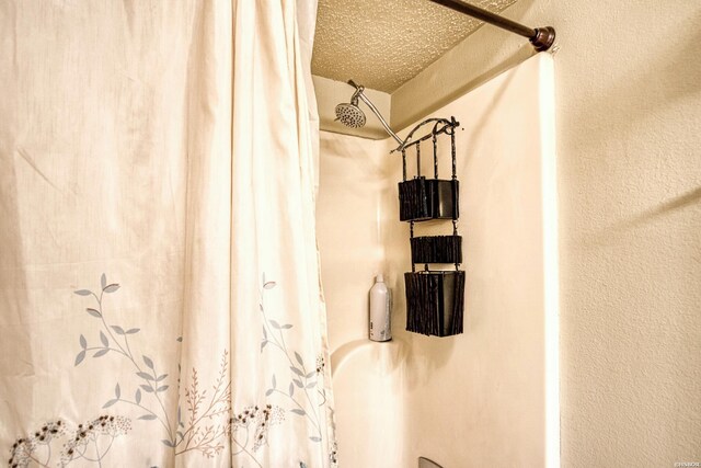 208 Daffodil St Unit D-1, Hot Springs, AR 71913 - bathroom featuring curtained shower, a textured ceiling, and a textured wall