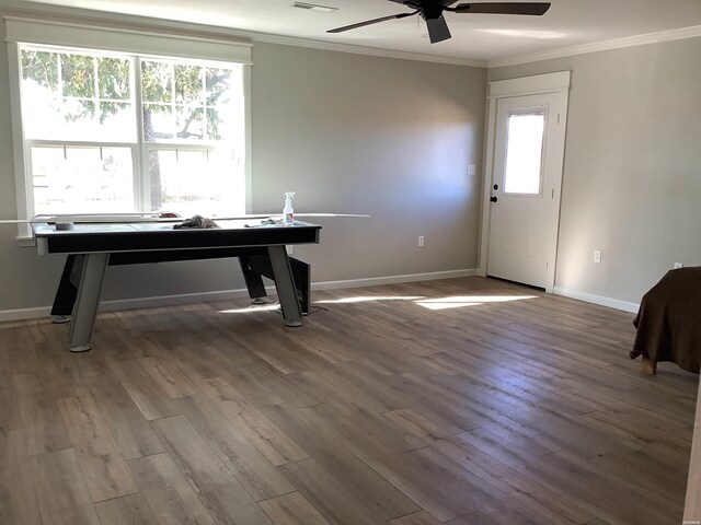 foyer featuring crown molding, visible vents, a ceiling fan, wood finished floors, and baseboards