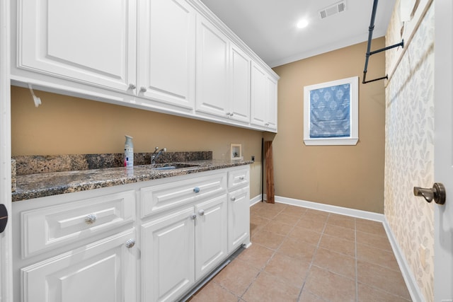 121 Gardens Gate Dr, Hot Springs, AR 71913 - laundry room featuring baseboards, visible vents, washer hookup, a sink, and cabinet space