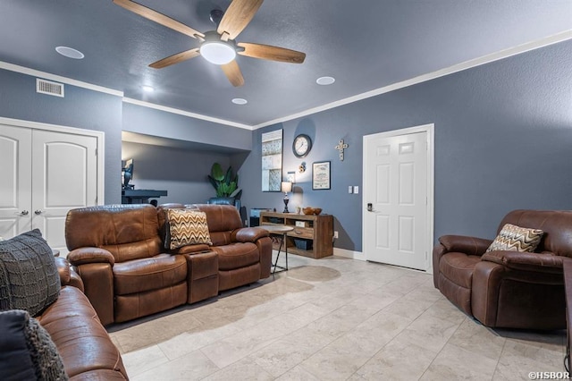 living area featuring ceiling fan, recessed lighting, baseboards, visible vents, and ornamental molding