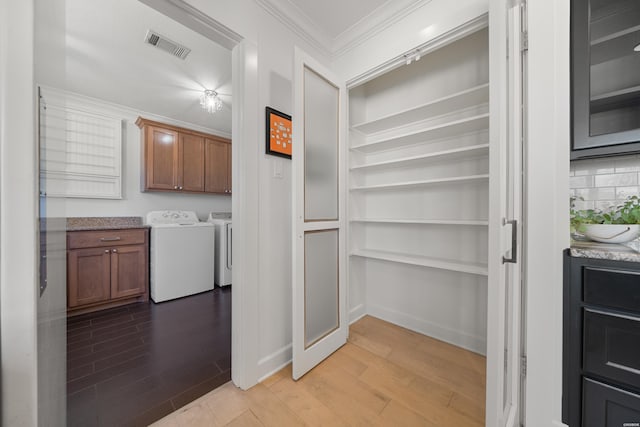 pantry with visible vents and independent washer and dryer