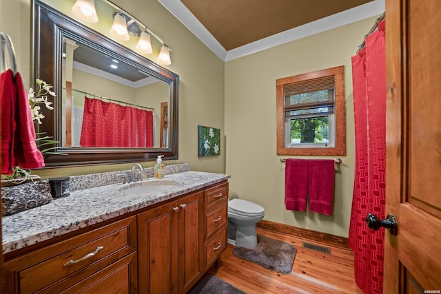 full bath featuring toilet, wood finished floors, visible vents, vanity, and baseboards