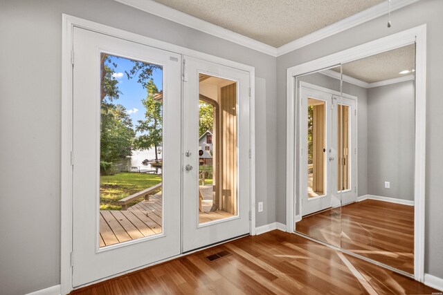 512 Beachview Cir, Hot Springs, AR 71913 - entryway with wood finished floors, a textured ceiling, and crown molding