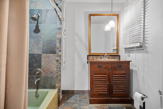 512 Beachview Cir, Hot Springs, AR 71913 - full bathroom with stone tile floors, shower / bath combo with shower curtain, and vanity
