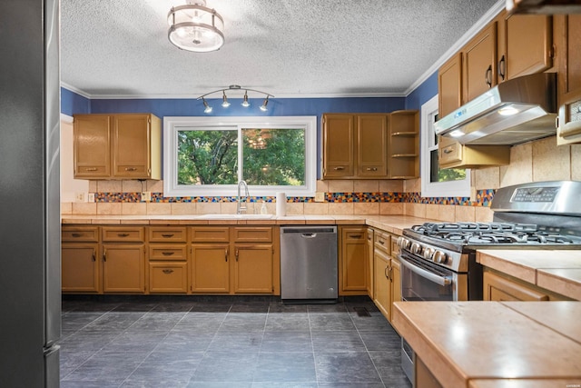 512 Beachview Cir, Hot Springs, AR 71913 - kitchen with stainless steel appliances, under cabinet range hood, decorative backsplash, open shelves, and a textured ceiling