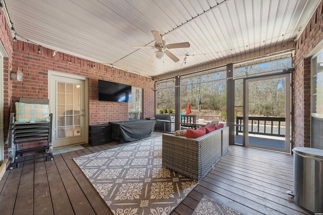 sunroom / solarium with ceiling fan